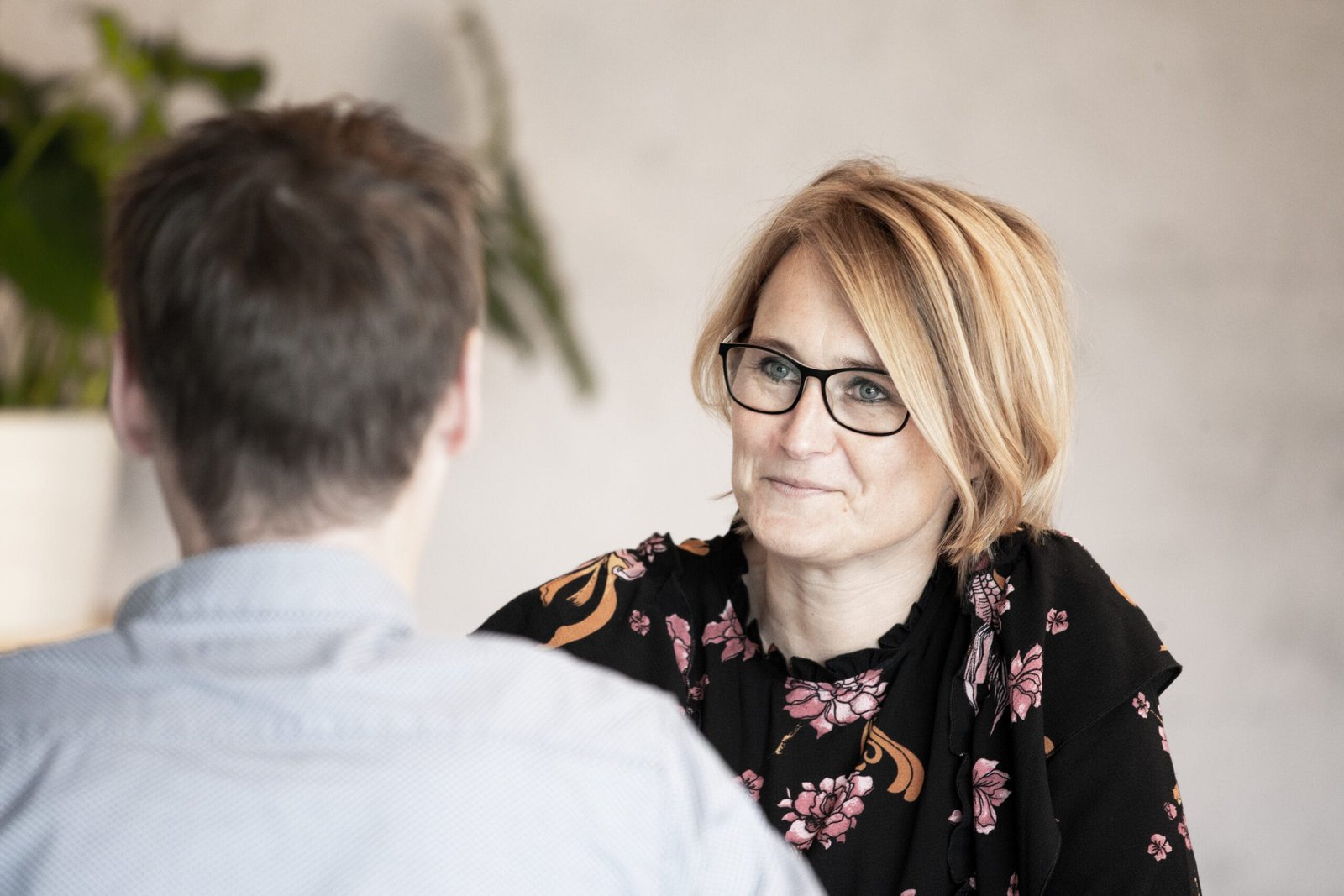 Esther van Wageningen biedt hulp bij het doorbreken van stressgerelateerde klachten met persoonlijke begeleiding.