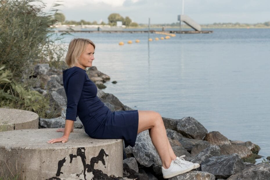 Esther van Wageningen in een reflectief moment over loslaten en persoonlijke groei.