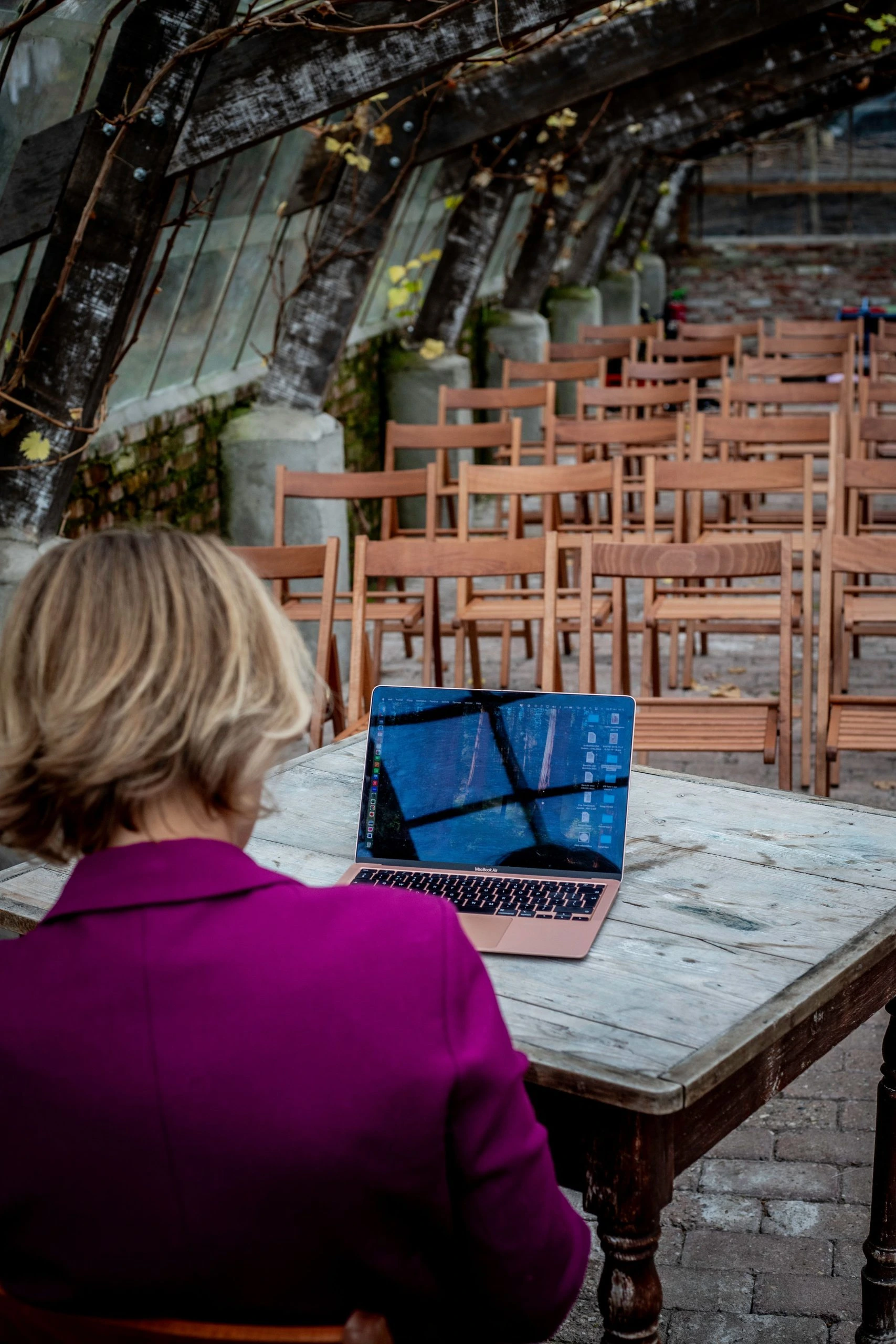 Esther van Wageningen werkt gefocust, symbool voor balans en werkplezier binnen het Waardevol Werk-traject van Rheset