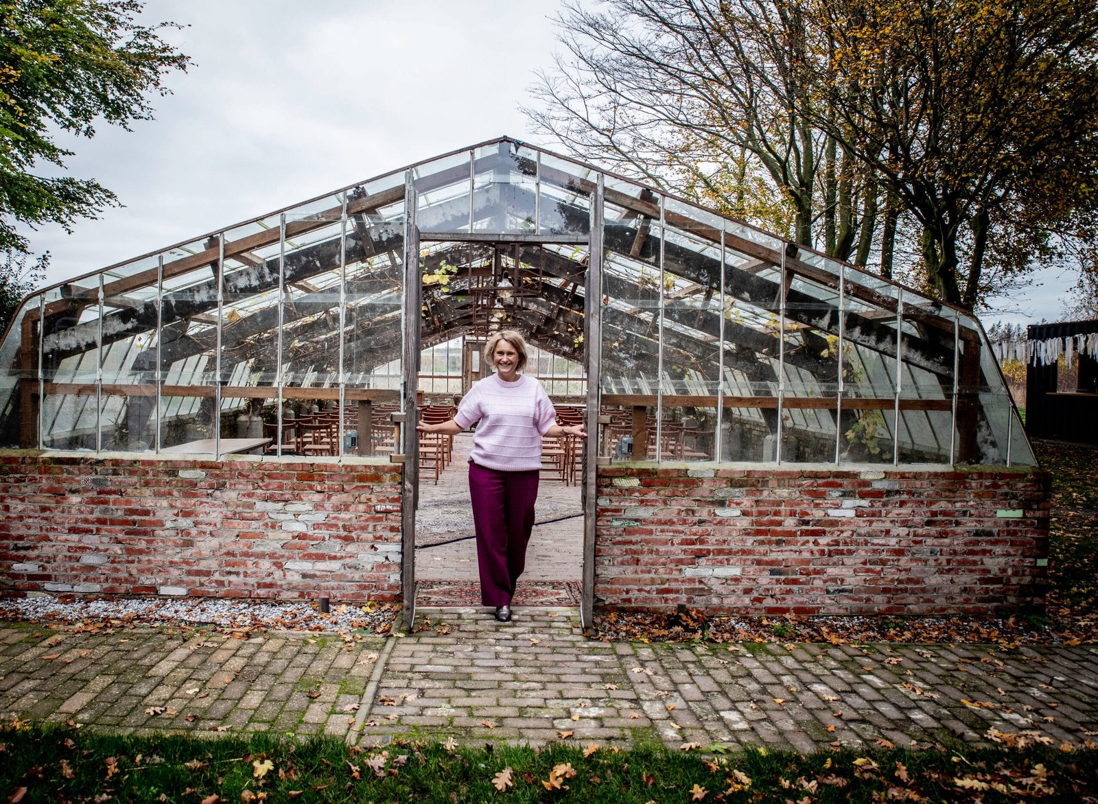 Esther van Wageningen met een Rheset-map, die uitlegt hoe stressfysiologie werkt en wat je kunt doen tegen langdurige spanning.