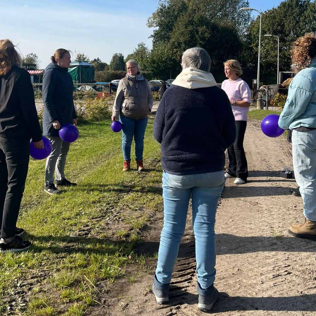 Groep deelnemers verdiept zich in de werking van stress en het brein tijdens de Inner Power Dag.