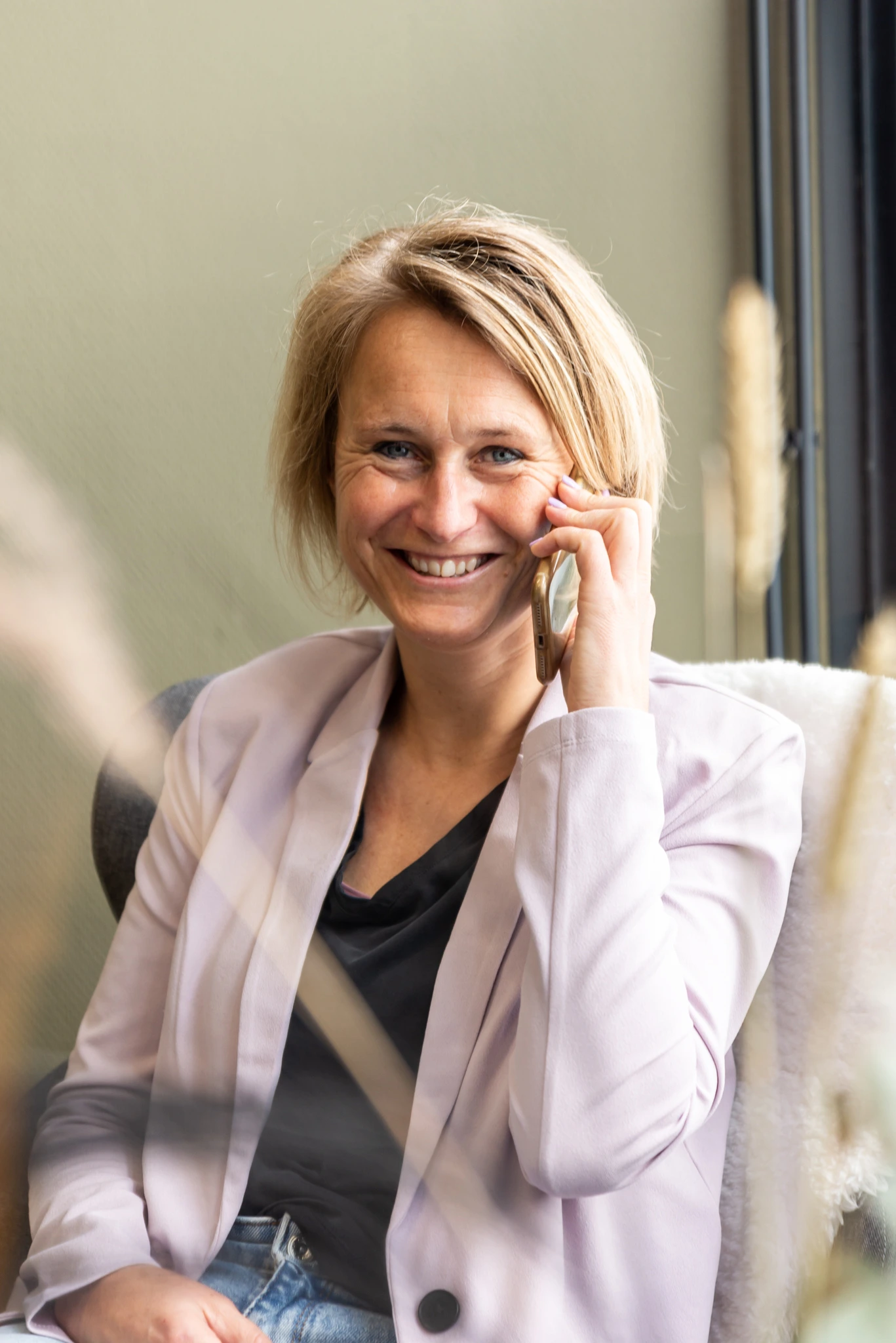 Professionals werken samen, symboliserend de zakelijke trajecten van Rheset voor stressreductie en werkplezier binnen bedrijven