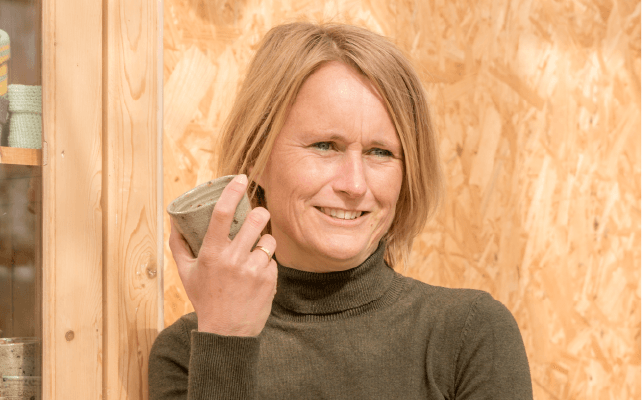 Esther van Wageningen reflecteert, een moment van focus en inspiratie.