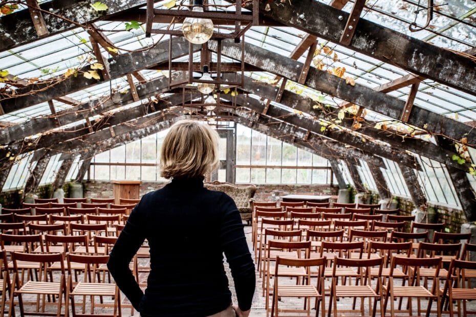 Esther van Wageningen, expert in stressfysiologie, deelt inzichten over hoe onze waarnemingen en ervaringen onze gevoelens in januari beïnvloeden.