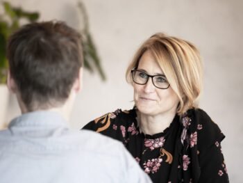 Esther van Wageningen biedt hulp bij het doorbreken van stressgerelateerde klachten met persoonlijke begeleiding.