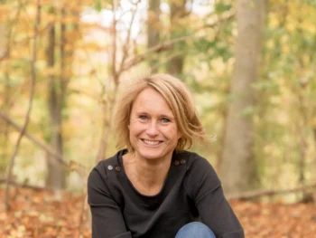 Portret van Esther van Wageningen, specialist in stressfysiologie en gecertificeerd trainingsacteur.