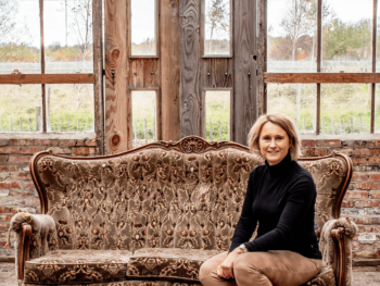 Esther van Wageningen, specialist in stressfysiologie, helpt bij het doorbreken van stressgerelateerde patronen voor meer ontspanning.