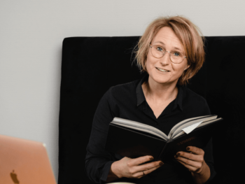 Portret van Esther van Wageningen, specialist in stressfysiologie, die oplossingen biedt voor hoe stress jouw leven kan belemmeren.