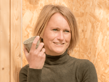 Esther van Wageningen reflecteert, een moment van focus en inspiratie.